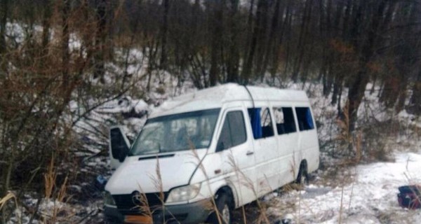 В Черниговской области перевернулся автобус с людьми