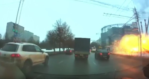 Опубликовано видео момента взрыва у станции метро в Москве