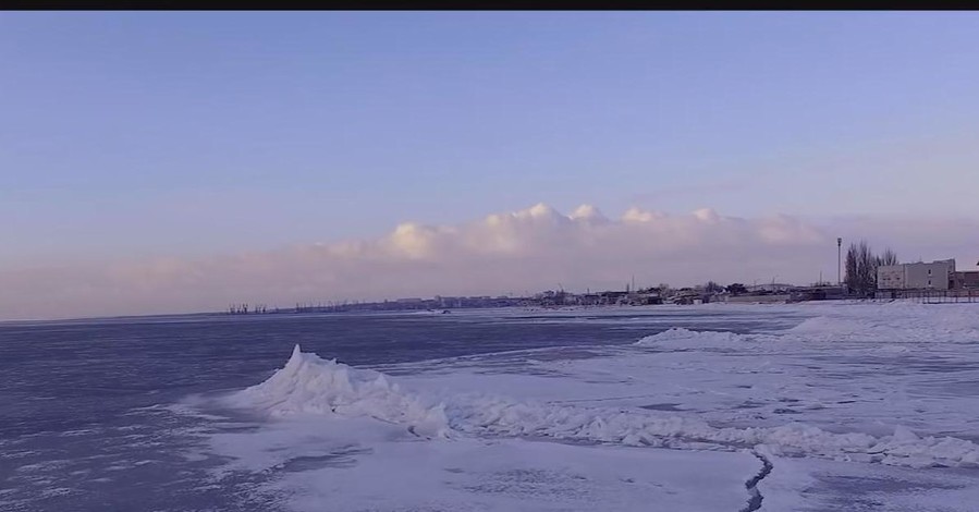 Скованное льдами Азовское море показали с высоты птичьего полета