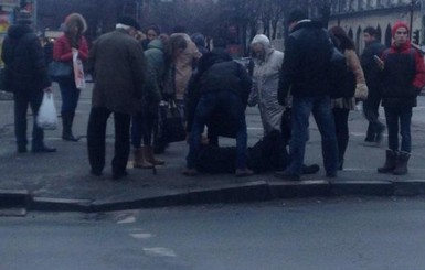 В Днепре прохожие спасли умирающего, попеременно делая массаж сердца 