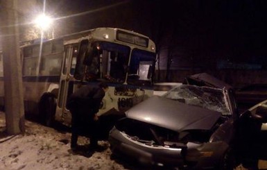 В Мариуполе полицейский протаранил троллейбус