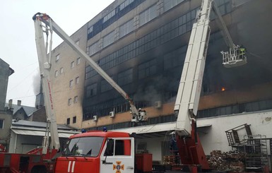 Во Львове горит завод 