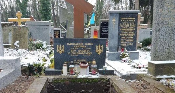 Родственники Александра Олеся согласны на его перезахоронение в Украине