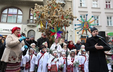 Во Львове установили трехметровый рождественский дидух