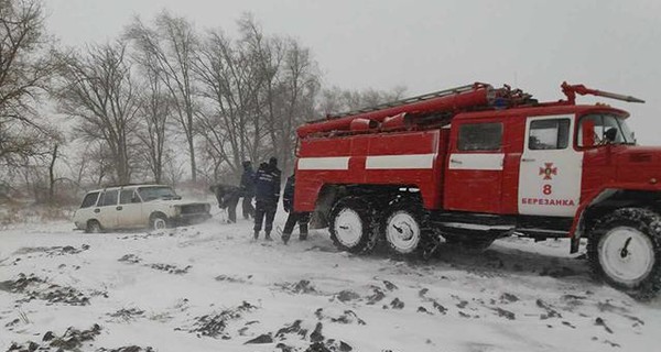 Из-за снегопадов в пяти областях ограничили движение