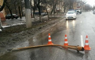 В Мариуполе уличный фонарь упал на маршрутку с пассажирами