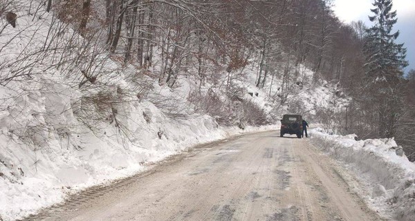 В Закарпатской области лавина сошла на дорогу