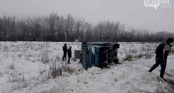 В Запорожской области перевернулась машина с заключенными