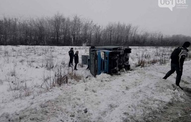 В Запорожской области перевернулась машина с заключенными