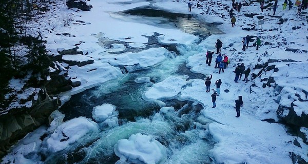 В Карпатах замерз крупнейший водопад Украины