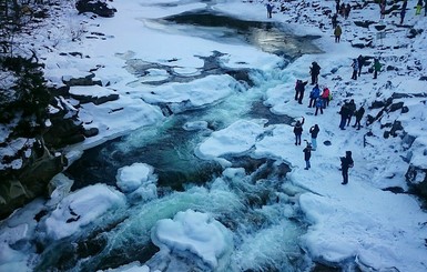 В Карпатах замерз крупнейший водопад Украины