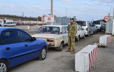 На пунктах пропуска в зоне АТО образовались большие очереди 