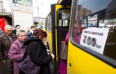 В Житомирской области мужчина выпал из движущейся маршрутки и погиб