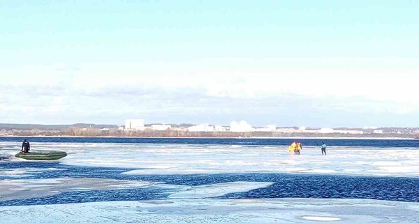 В Киеве 22 рыбака унесло на льдине