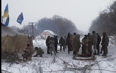 Поезд попытался протаранить блокадчиков железной дороги на 