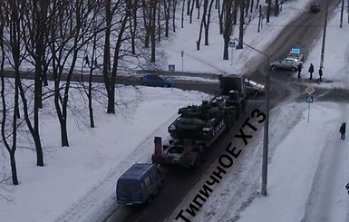 В Харькове танк застрял в дорожной пробке