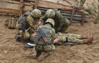 В Донбассе пострадали трое украинских военных