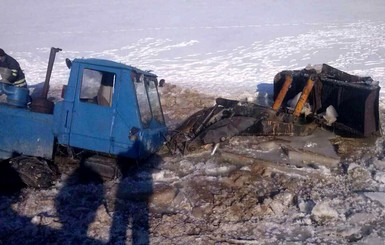 В Днепропетровской области спасатели доставали из реки школьный автобус и трактор