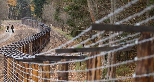 Латвия завершила строительство стены на границе с Россией