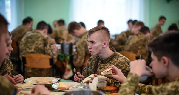 Как кормят будущих офицеров: в столовой ждут стандартов НАТО 