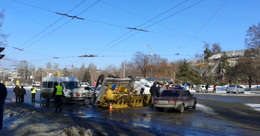 В центре Запорожья маршрутка влетела в машину аварийной службы