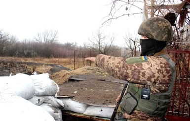 В зоне АТО сообщили о гибели военного и показали обстрелы Водяного