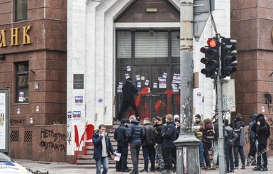 В Одессе активисты устроили акцию протеста у банка