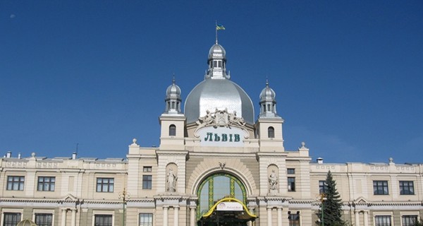 Во Львове полицейские грабили, пытали и вымогали деньги у пассажиров поездов