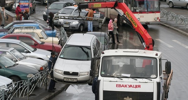 В Киеве почти угнали машину с помощью эвакуатора