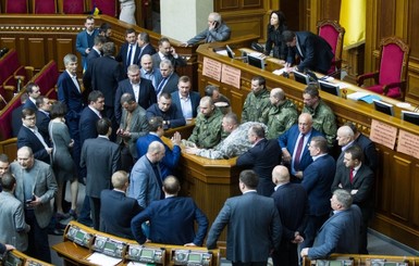 Заседание Рады сорвано скандалом: пришли полицейские, конфликтовавшие с Парасюком 