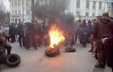 В Виннице подожгли шины под зданием облсовета