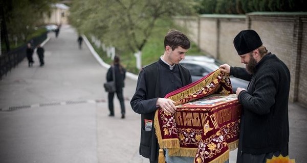 В Киево-Печерской Лавре спешат завершить подготовку к Пасхе до страстной пятницы