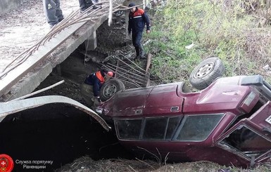 В Ровенской области с моста упала легковушка