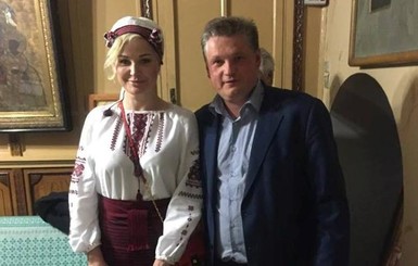 На Пасху Мария Максакова надела вышиванку и спела во Владимирском соборе