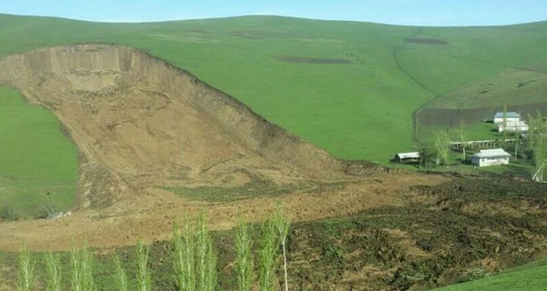 В Кыргызстане под оползнем остались 24 человека