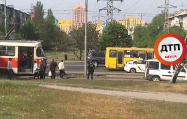 В Киеве трамвай переехал человека