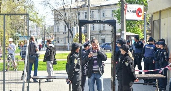 Траур по-одесски: полицейских больше, чем цветов