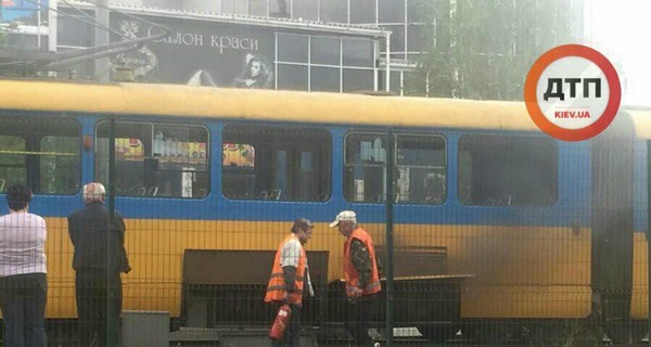 В Киеве трамвай с пассажирами загорелся во время движения 