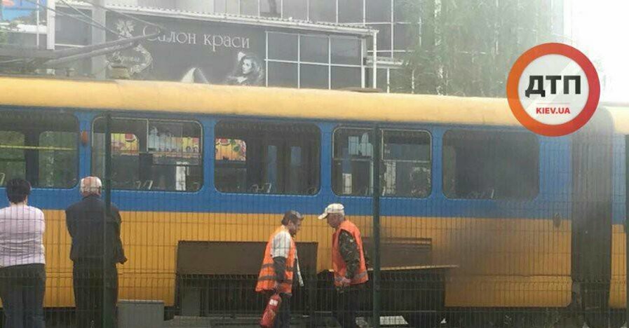 В Киеве трамвай с пассажирами загорелся во время движения 