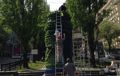 В Киеве постамент Ленина украсили мятой и розмарином