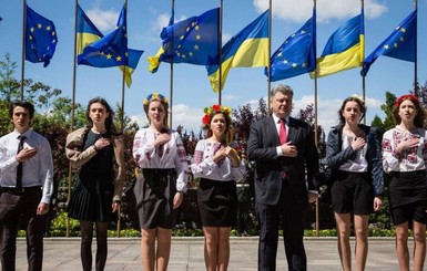 Украинским губернаторам поручили поднять флаги и цитировать президента