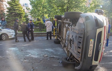 В Днепре перевернулась скорая с беременной военнослужащей, есть раненые 