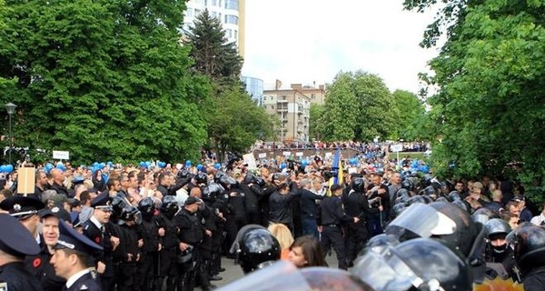 Итоги праздничных заварушек в Днепре: ветеранам дали мешки и выселили из горсовета