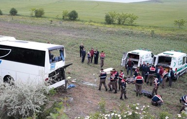 В Турции перевернулся автобус, погибли восемь человек