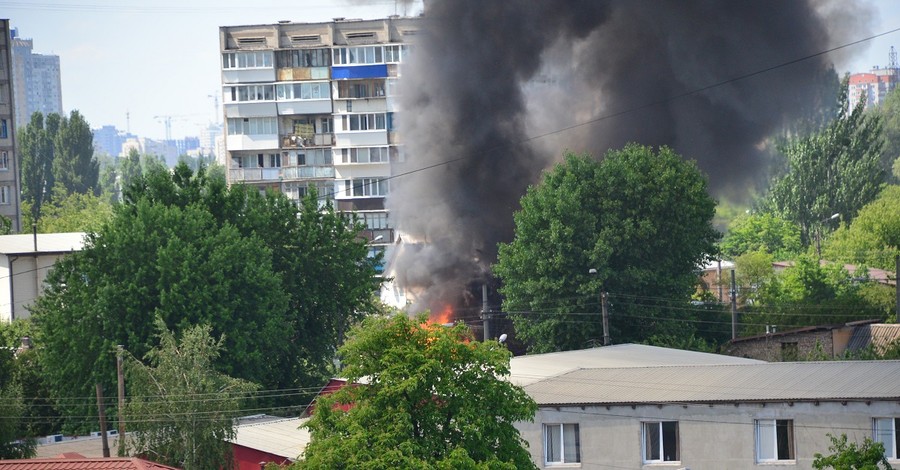 В Киеве произошел взрыв, начался пожар 