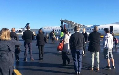 Пассажиры выпрыгивали из самолета из-за оставленной в туалете записки