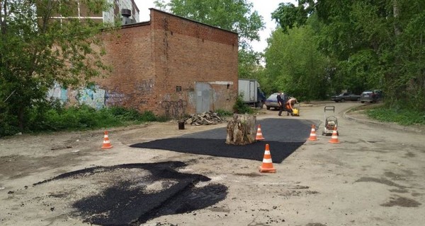 В Екатеринбурге дорожные рабочие закатали в асфальт старый пень