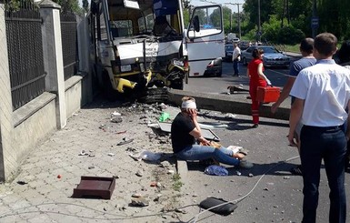 В Луцке маршрутка врезалась в столб, пострадали 10 пассажиров