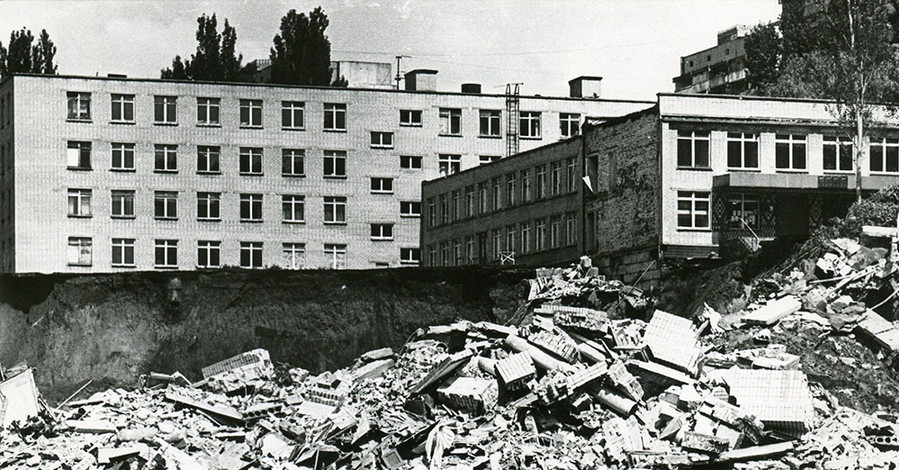 Миллионы кубометров грязи затянули в воронку девятиэтажку, школу и два детских сада