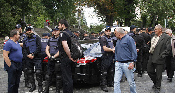 Протестующие под Кабмином разбили Porsсhe, потому что авто въехало в толпу